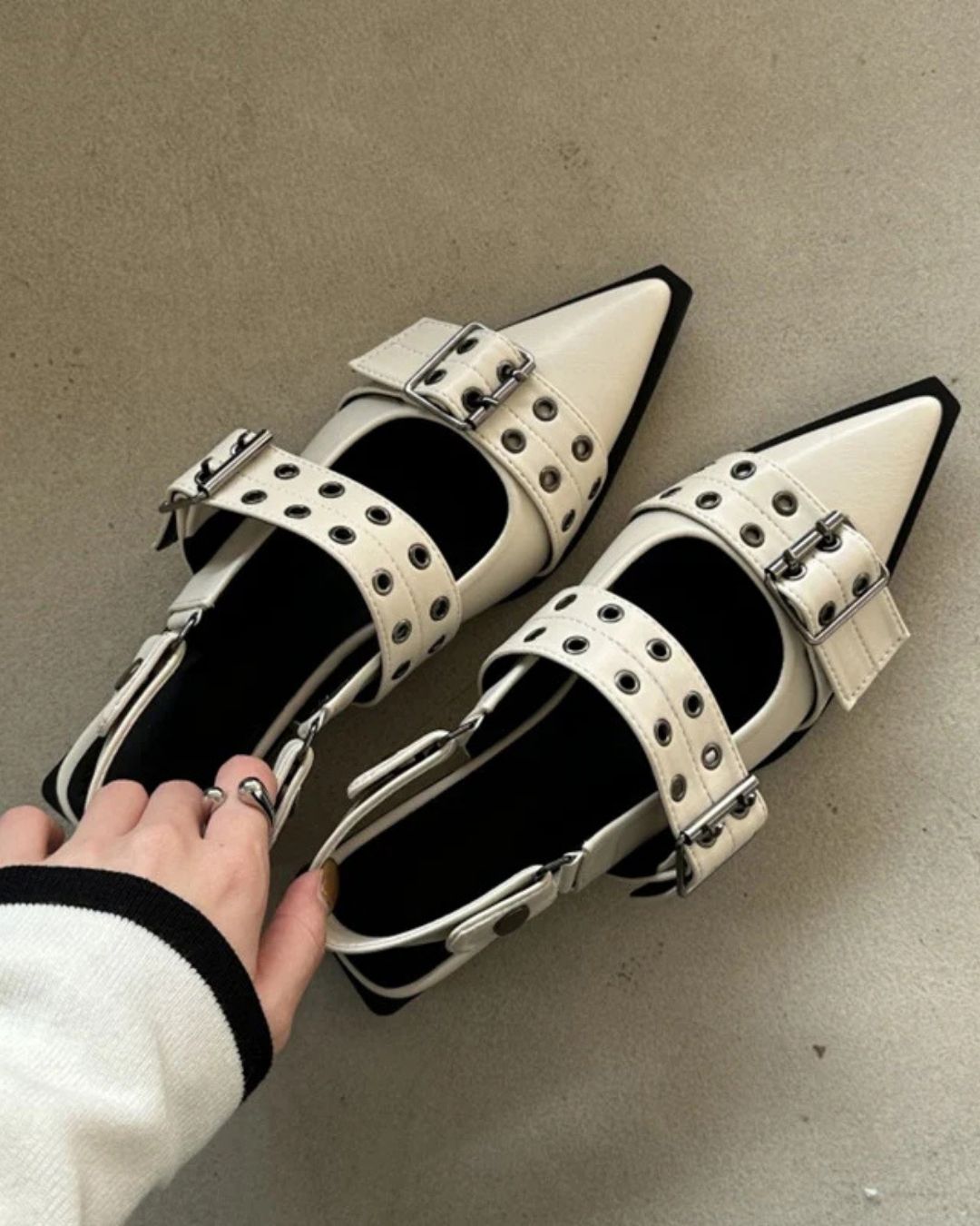 ベルテッドローヒールパンプス