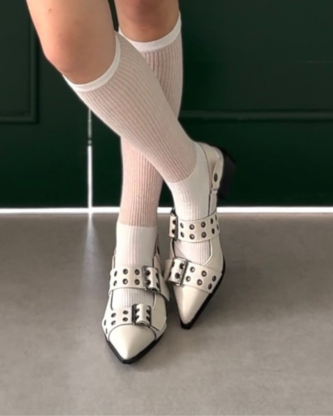 ベルテッドローヒールパンプス